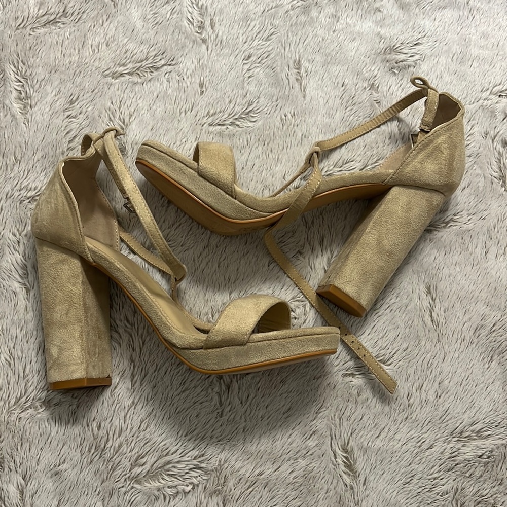 Jacobies taupe suede T heels